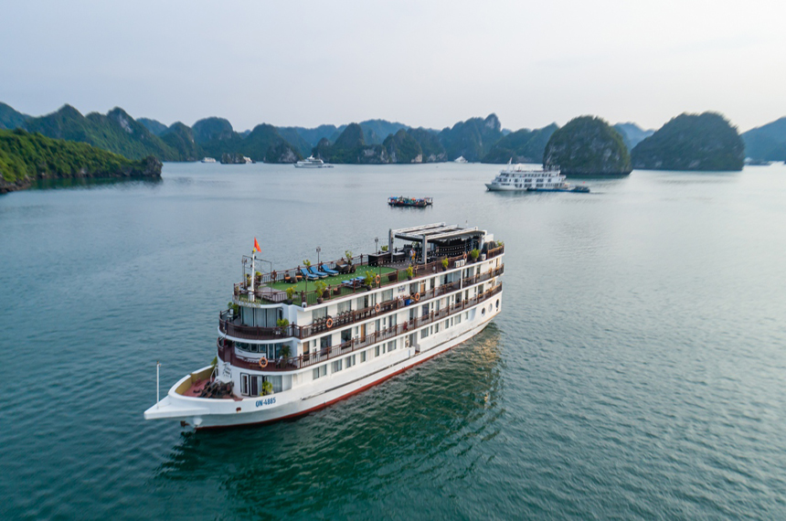 Amanda cruise Halong bay